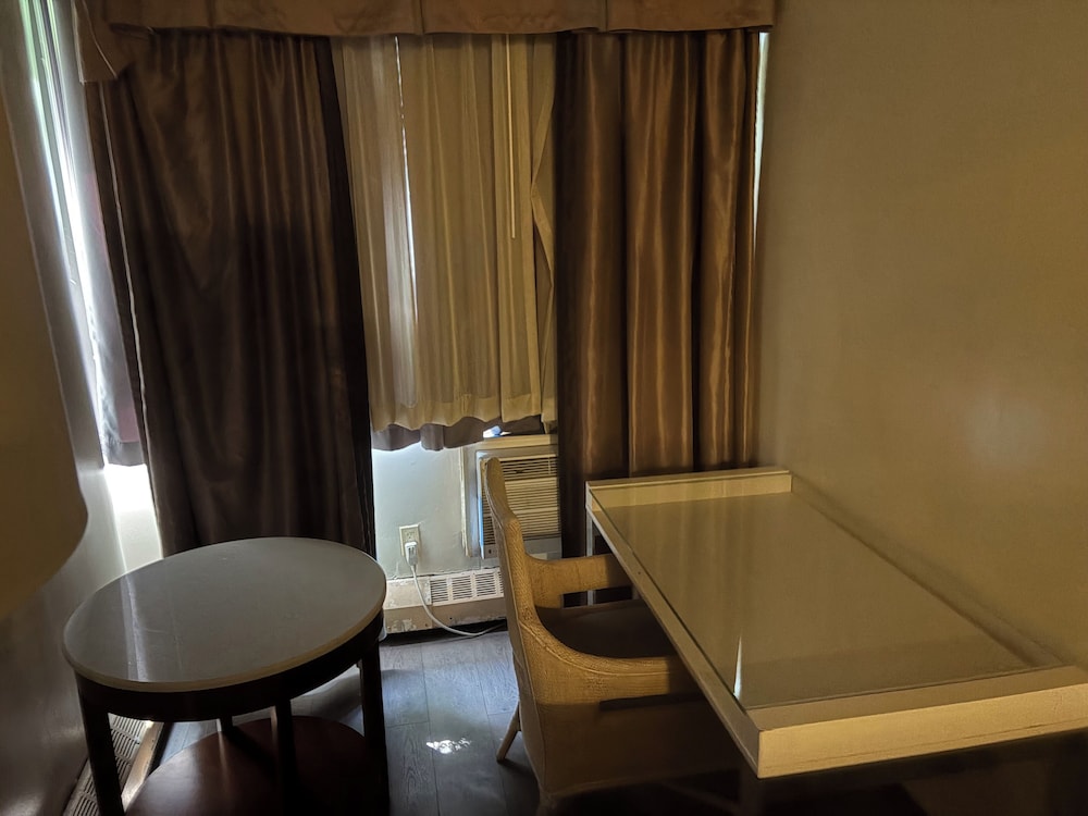 Airway Inn at LaGuardia 33/44