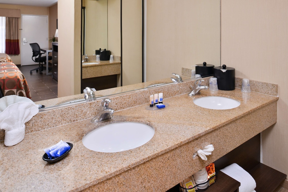 Best Western Plus Raffles Inn & Suites 21/34