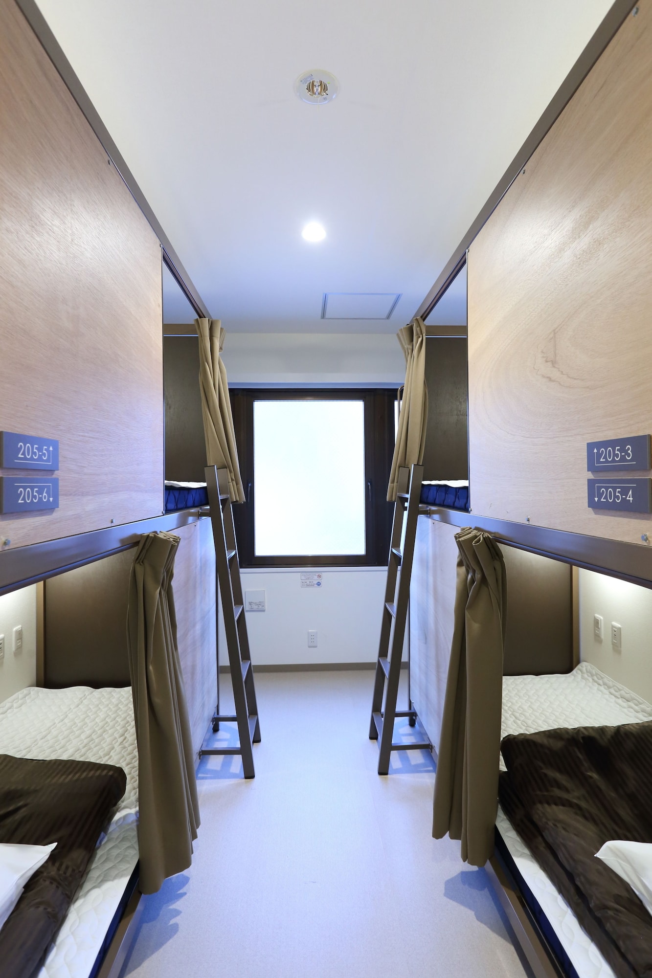 MIXED DORM, SHARED BATHROOM