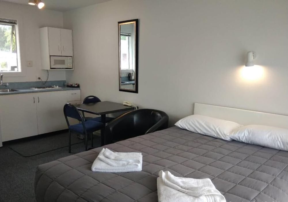 Queens Park Motels 11/60