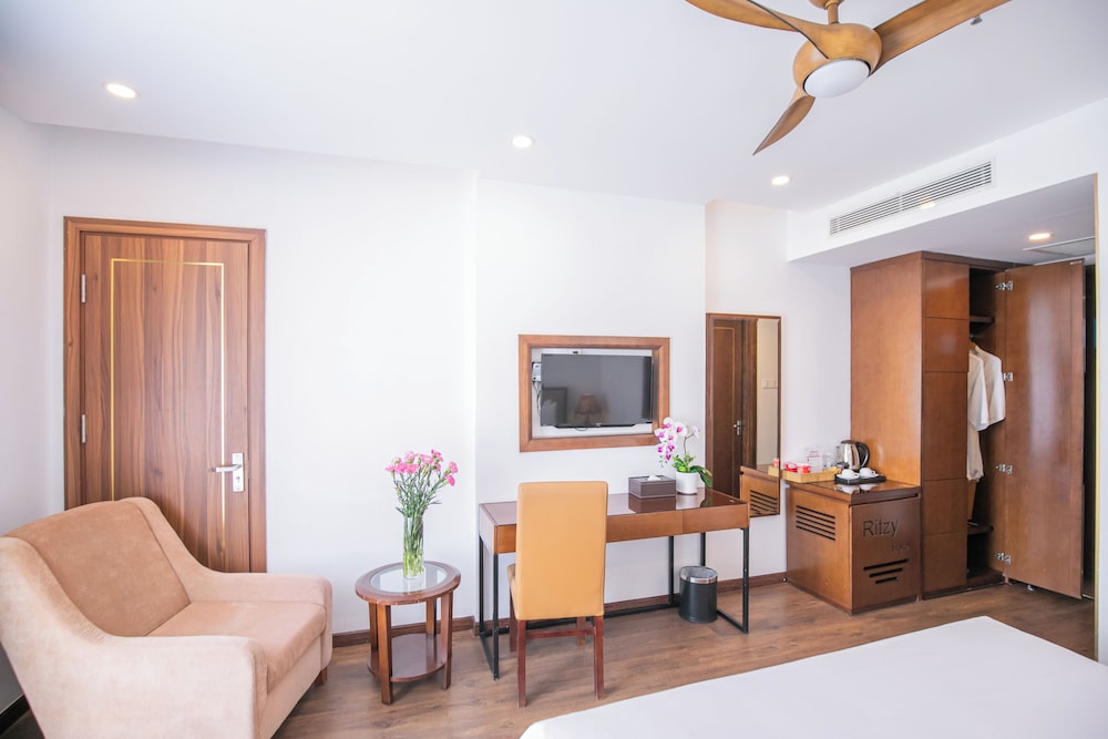 Ritzy Boutique Hotel Da Nang 56/77