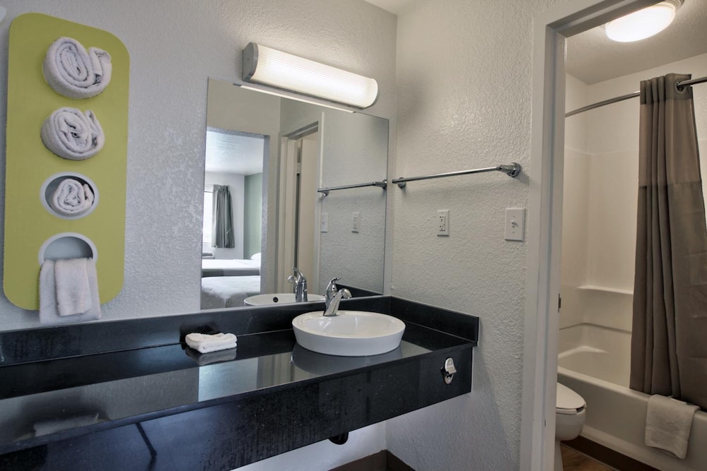 Motel6 Tallahassee, FL - Downtown 53/59