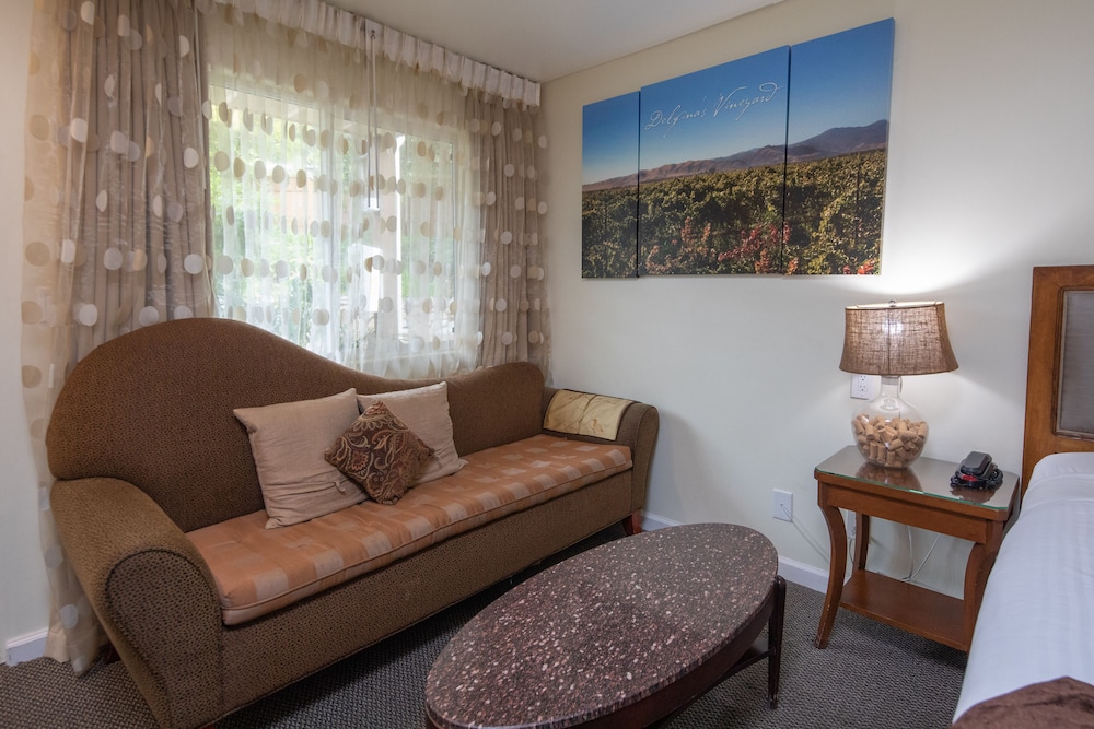 Vendange Carmel Inn and Suites 39/55