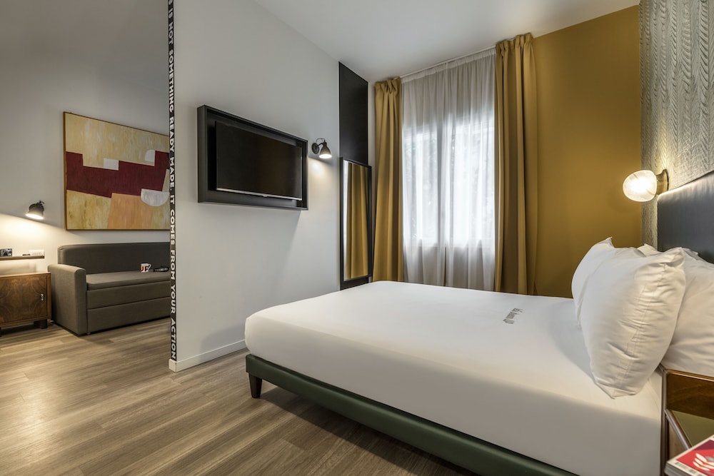 Up Hotel 22/67