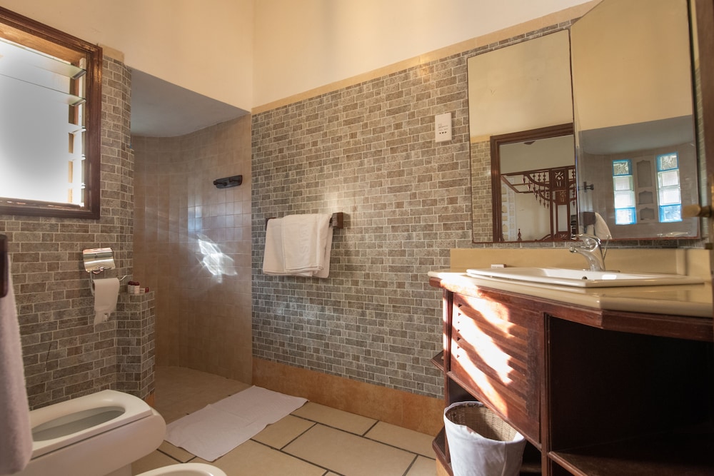 Room, King Bed, Partial Sea View