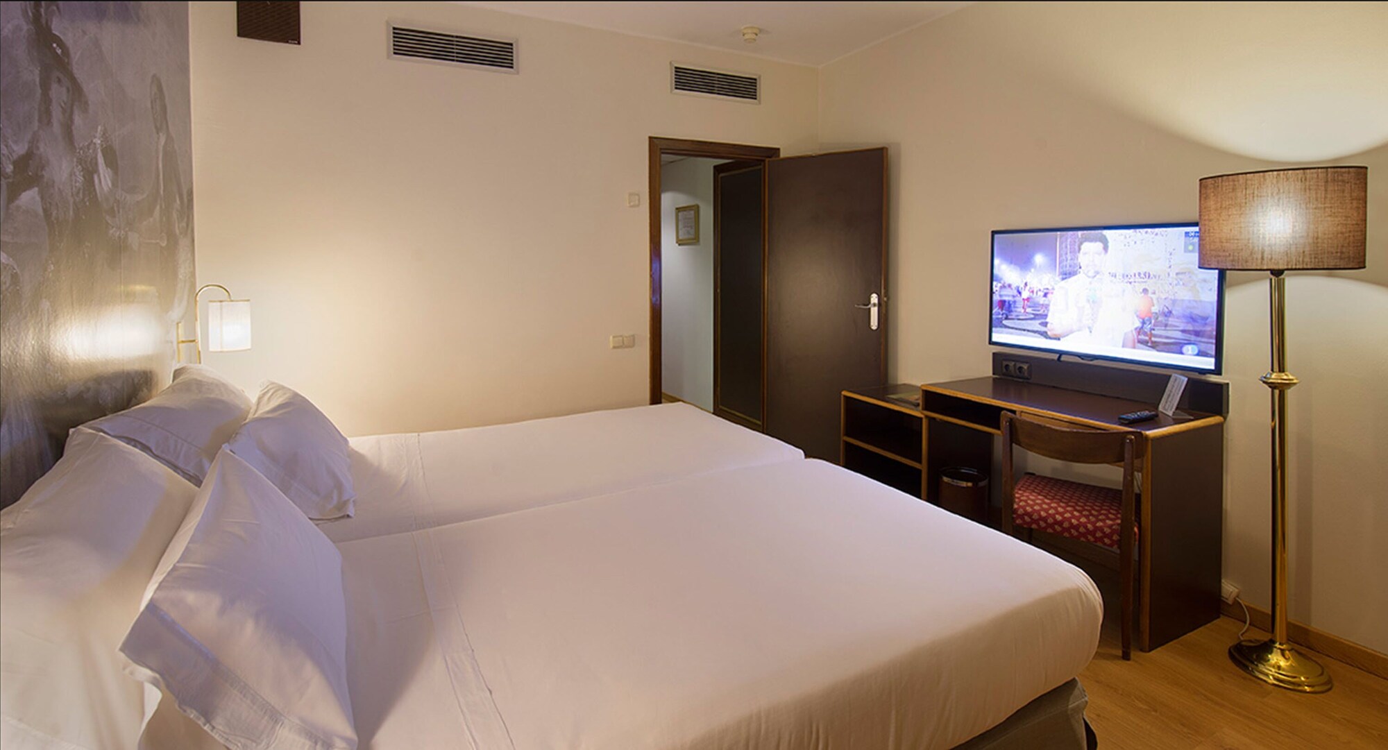 ROOM, DOUBLE OR TWIN BED