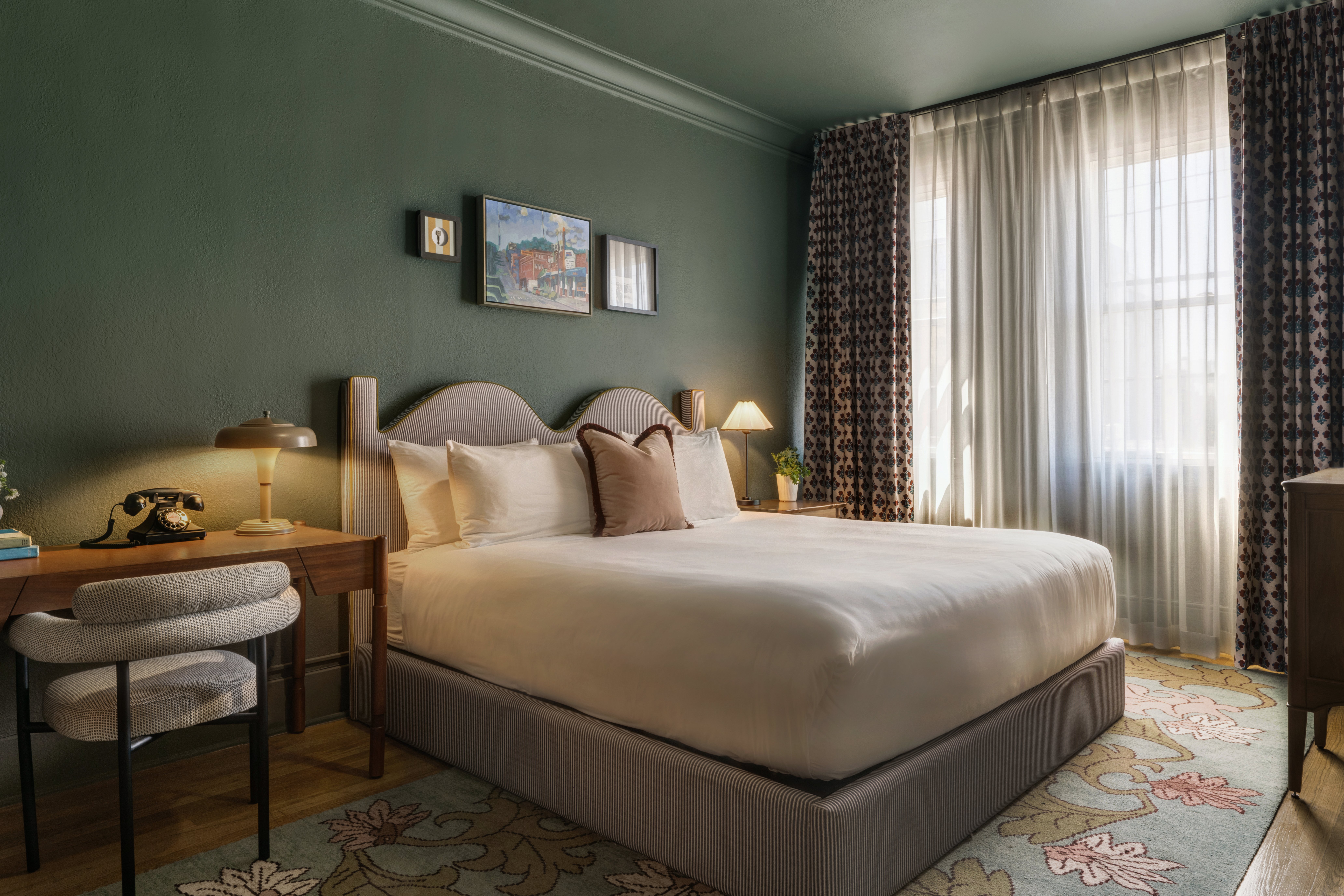 SUITE, KING BED, CORNER