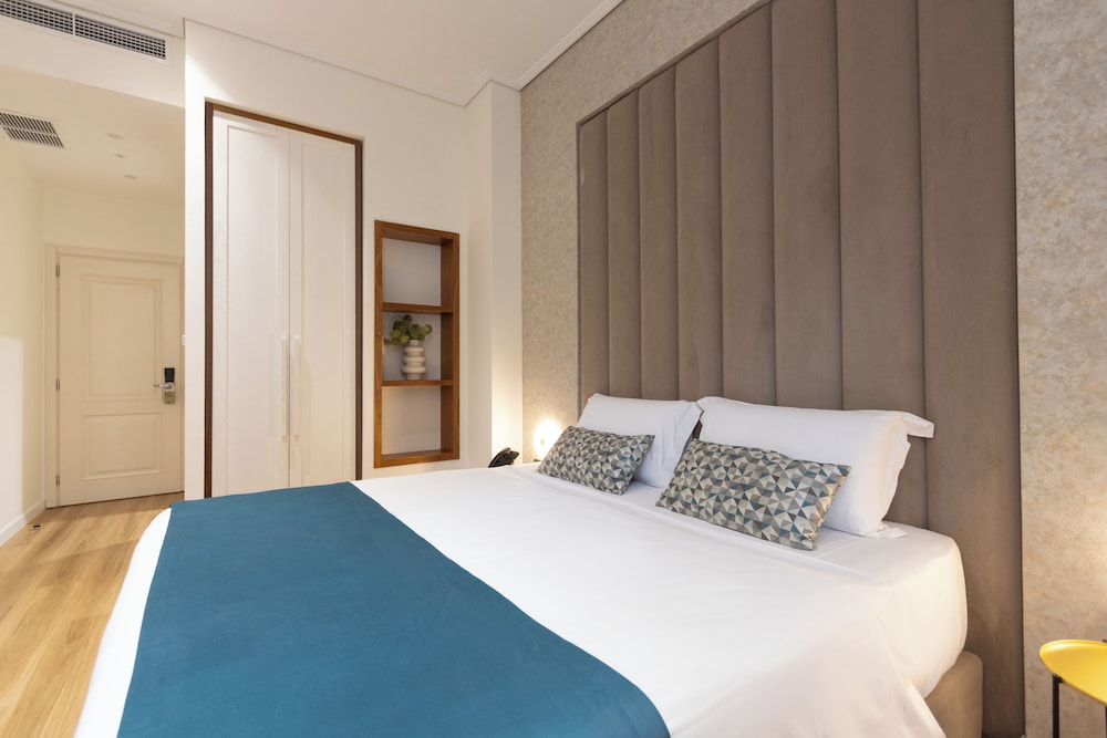 STANDARD, QUEEN BED, CITY VIEW