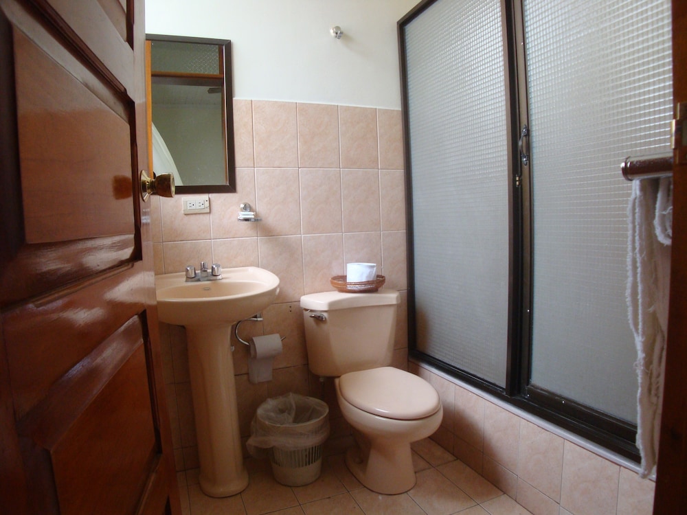 La Guaria Inn And Suites Hotel 17/65