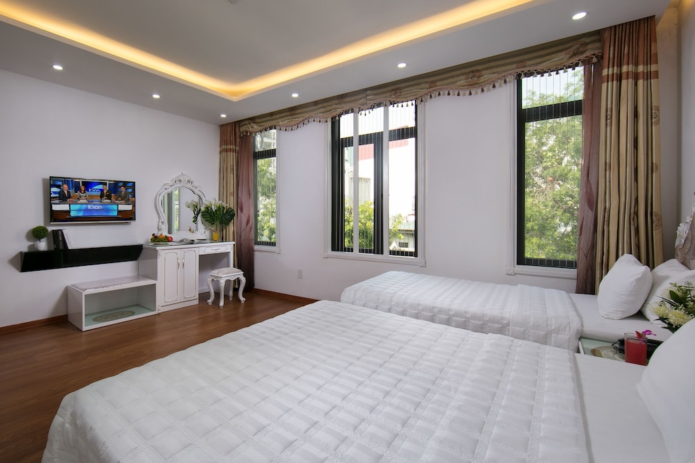Oriental, Triple, 3 Beds, City or Lake View 5/6
