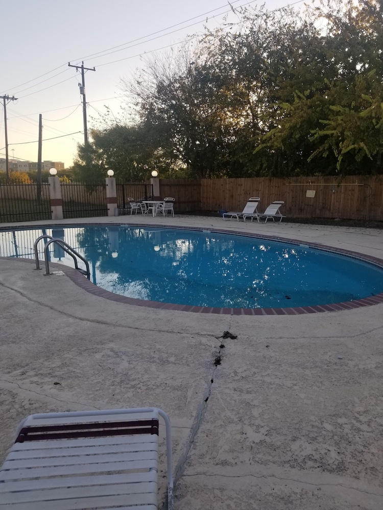 Econo Inn Lackland AFB Seaworld 10/31