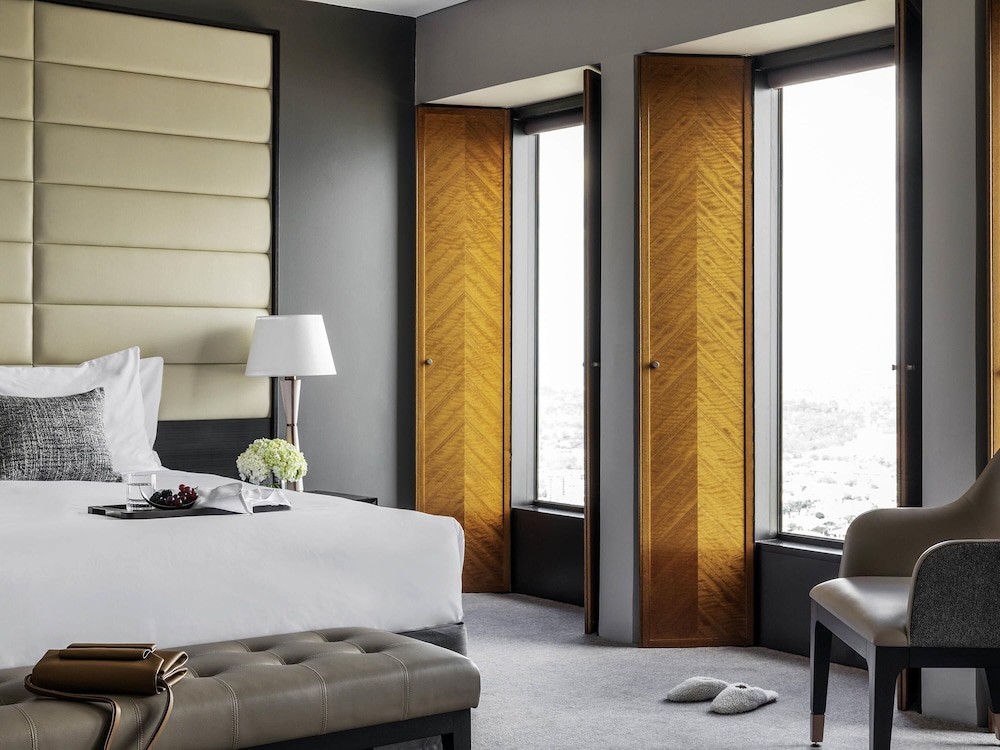 Junior Suite, King Bed, Bay View, Corner