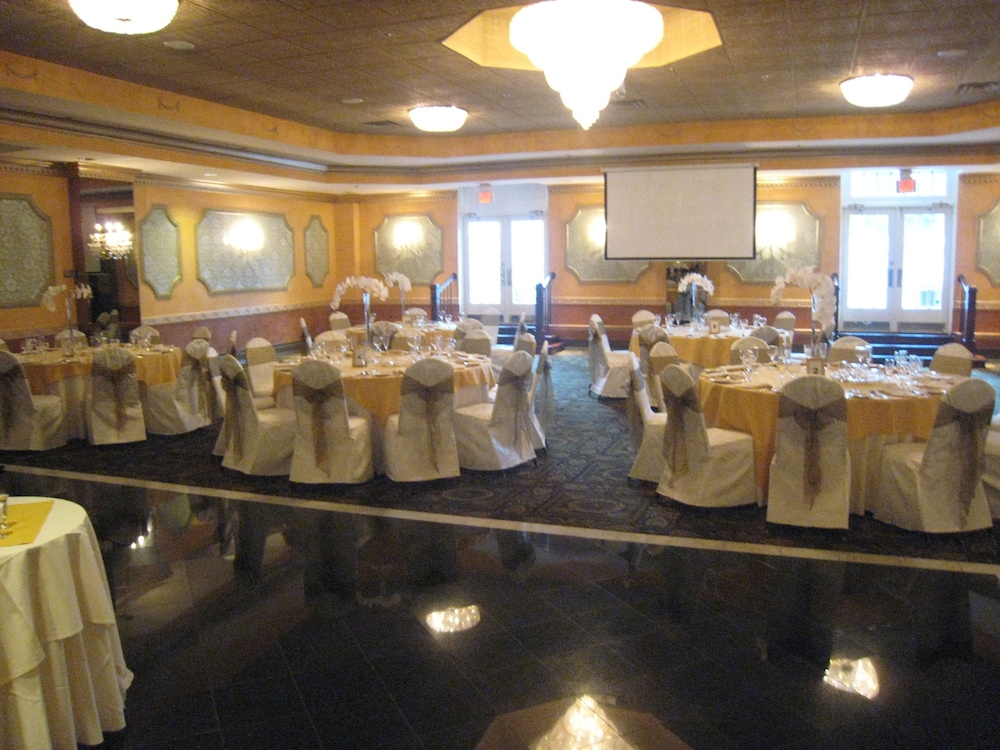Meadowlands Plaza Hotel 40/57