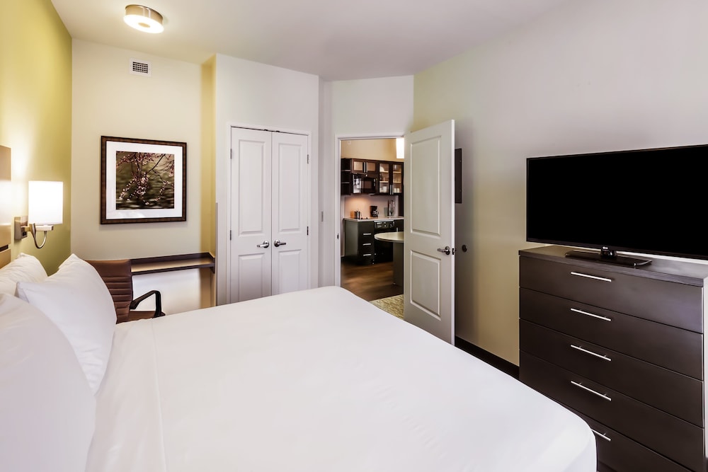 CANDLEWOOD SUITES LENEXA - OVERLAND PARK AREA 12/69