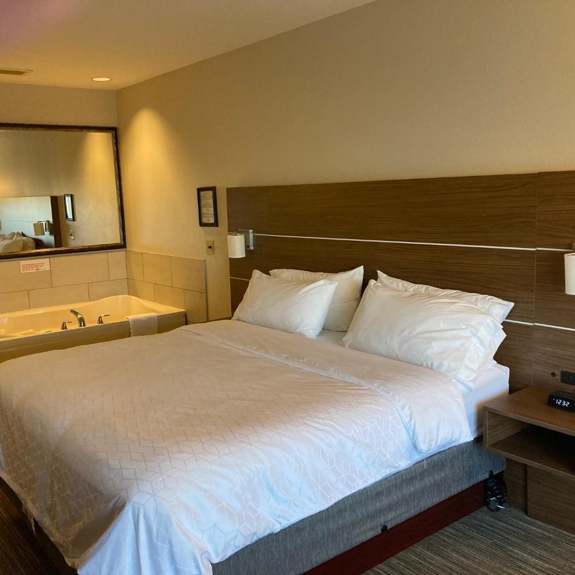Suite, King Bed, Hot Tub