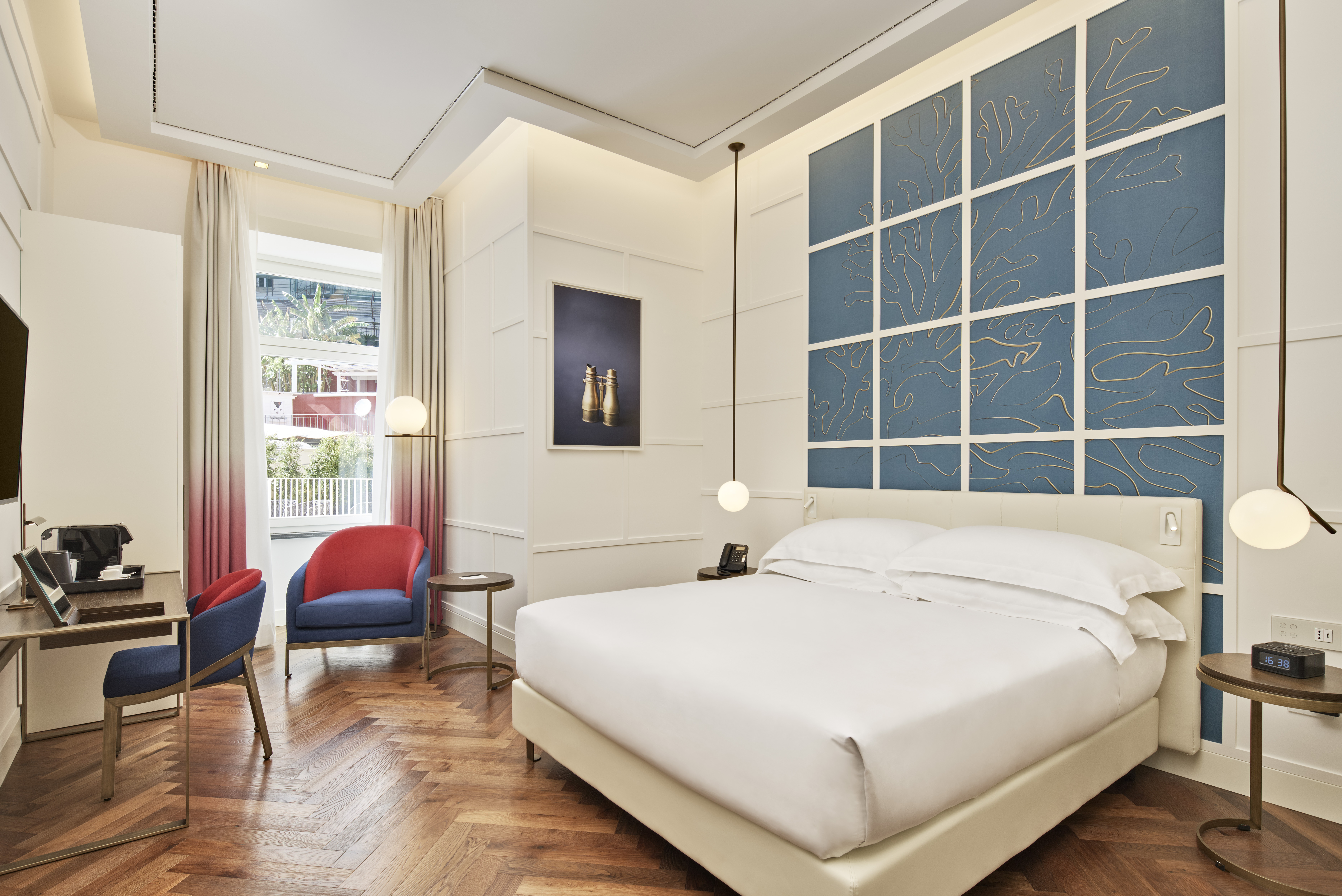 GUEST ROOM, KING BED