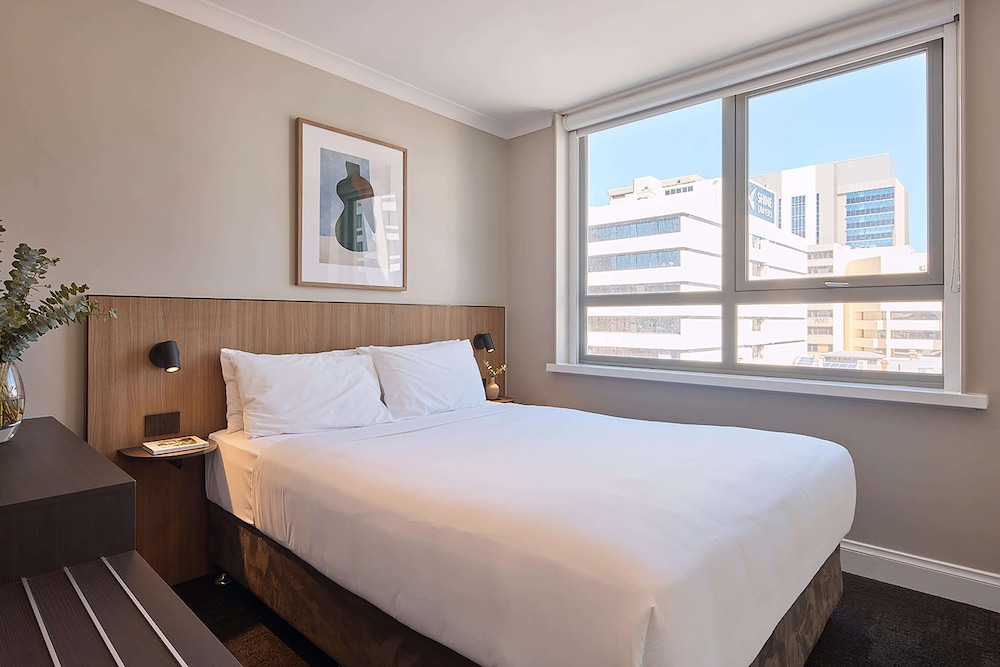 PETITE, QUEEN BED