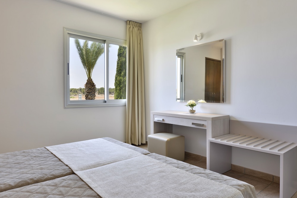 Makronisos Holiday Village 14/50