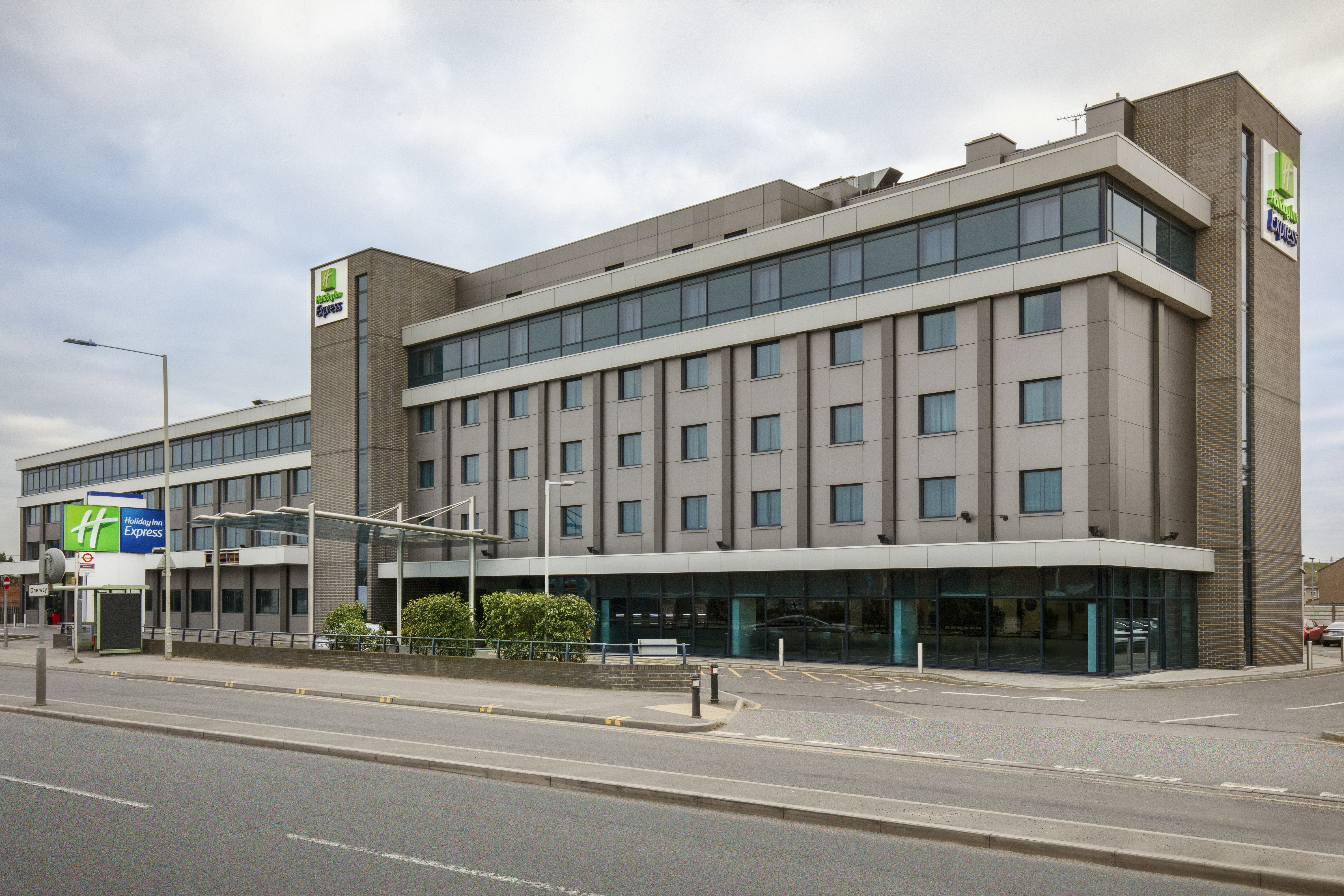 Holiday Inn Express London Heathrow T5 5/70