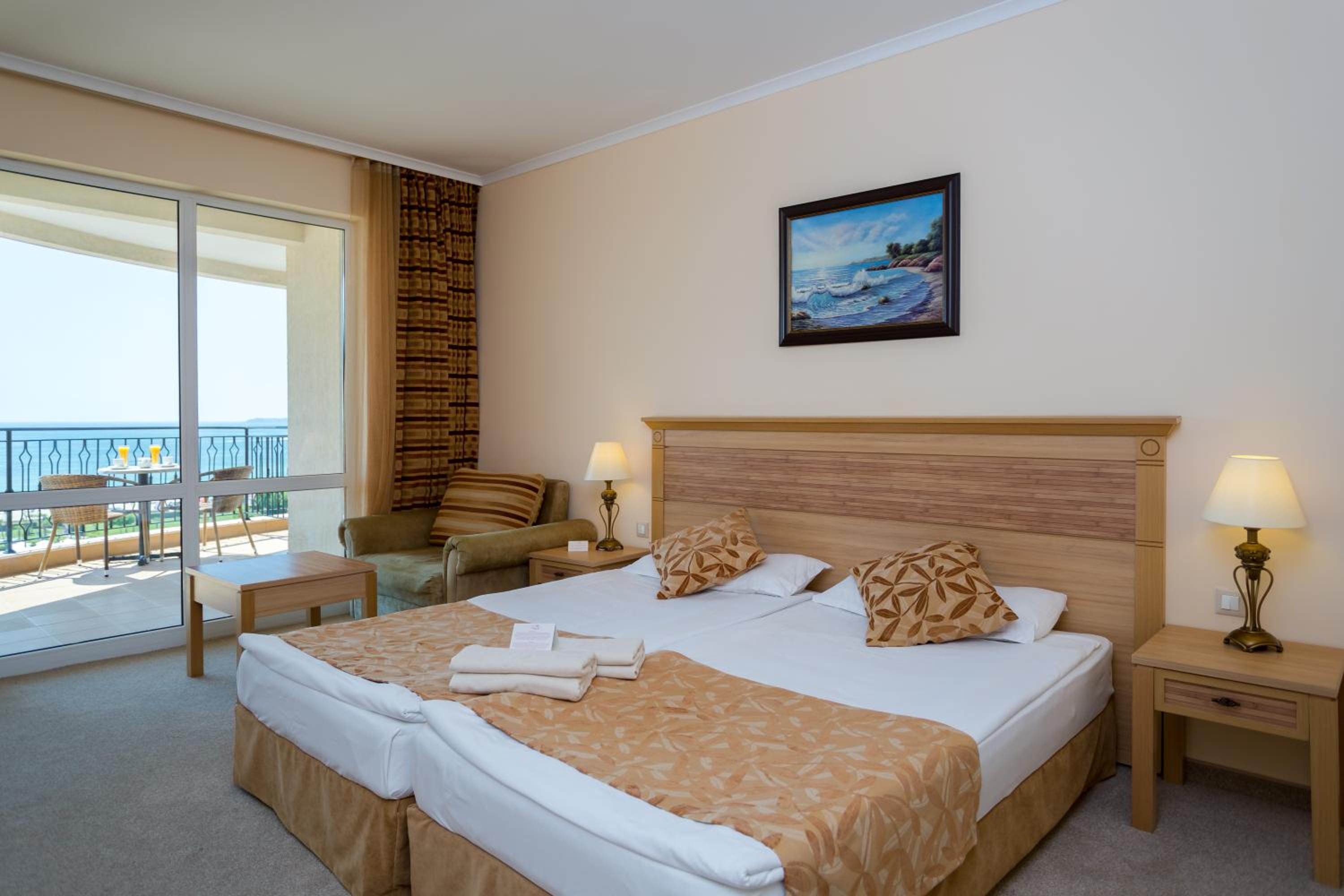 غرفة قياسية بسريرين منفصلين بإطلالة على البحر في طابق مرتفع، DIT Majestic Beach Resort 10/10