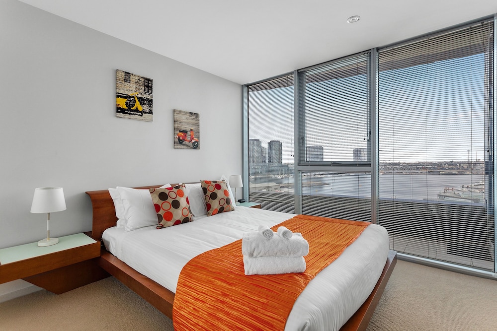 Docklands Private Collection of Apartments - Digital Harbour 13/50