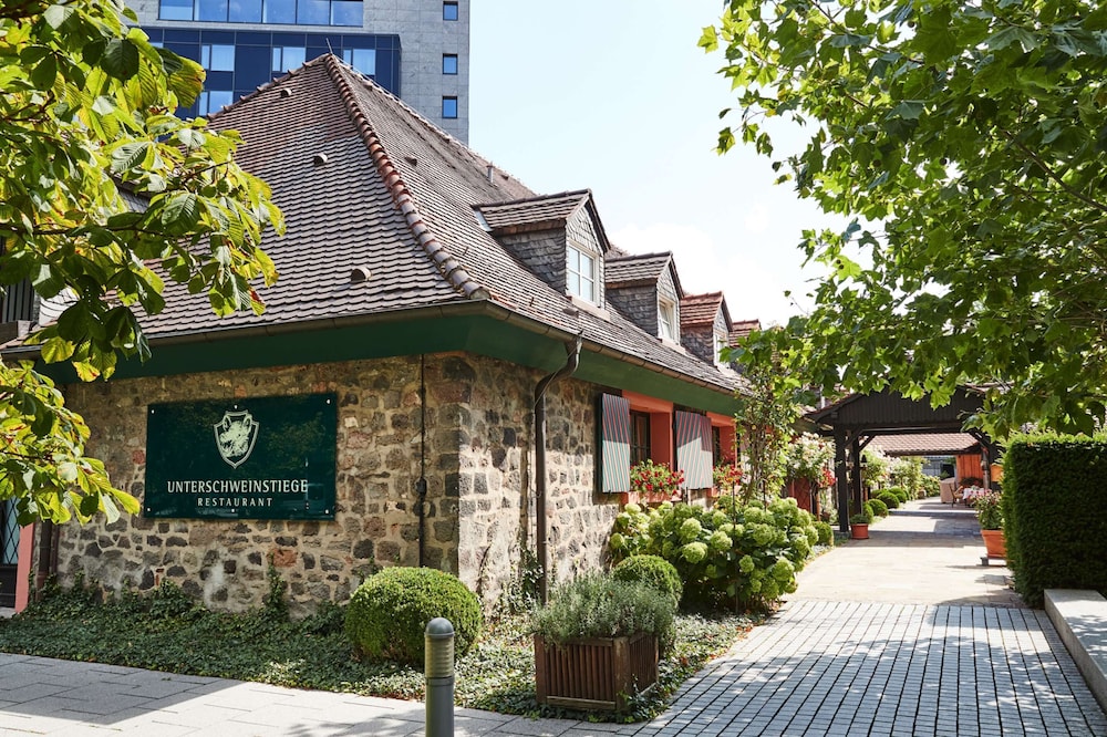 Steigenberger Airport Hotel 3/50