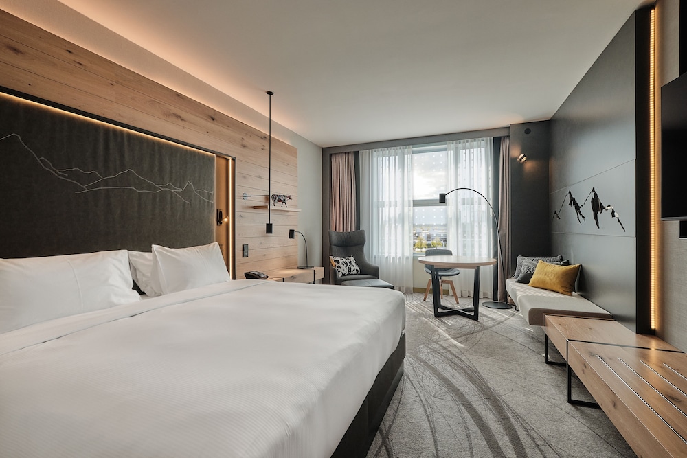 ROOM, KING BED