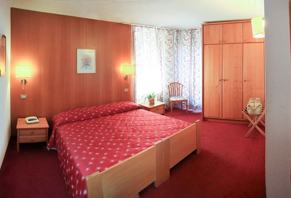ROOM, TWIN BEDS