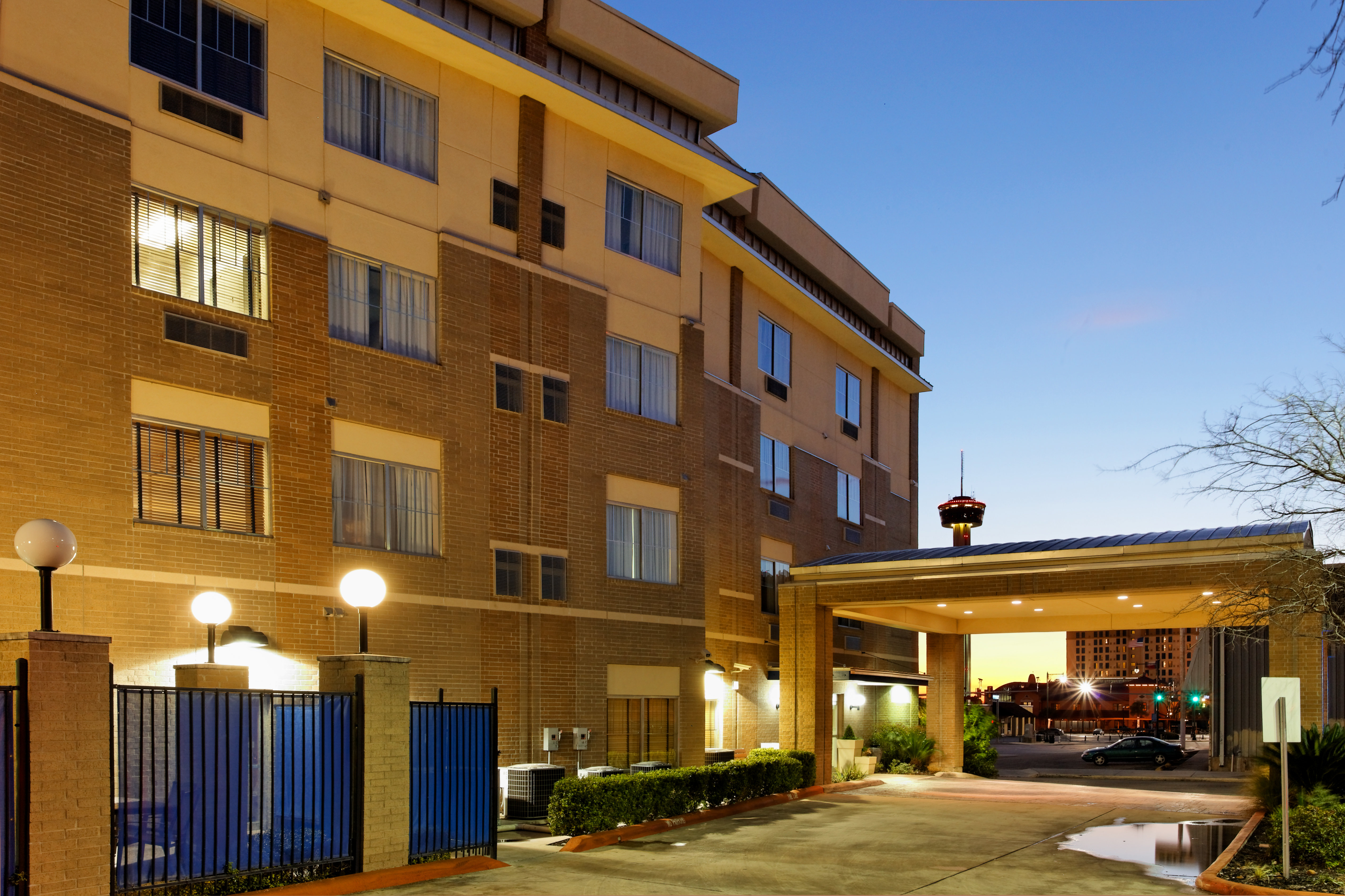Holiday Inn Express & Suites San Antonio Rivercenter Area, an IHG Hotel 40/50