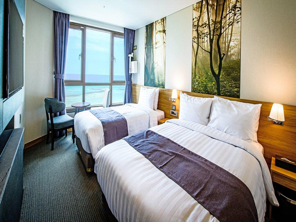 Ocean, Deluxe, Twin Beds, Living Area