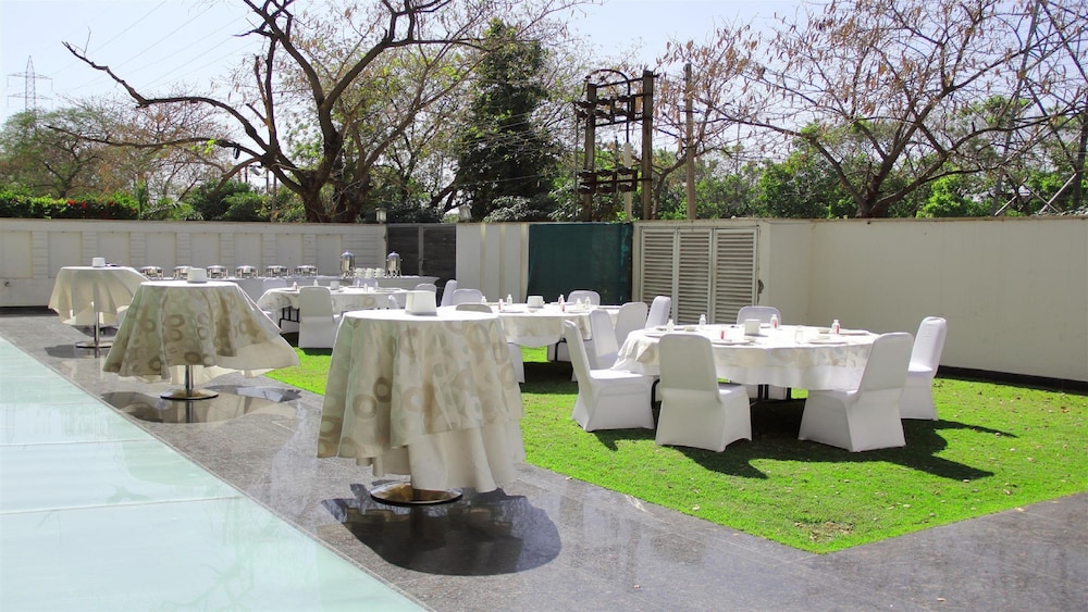 Stately Suites, Golf Course Road 55/58