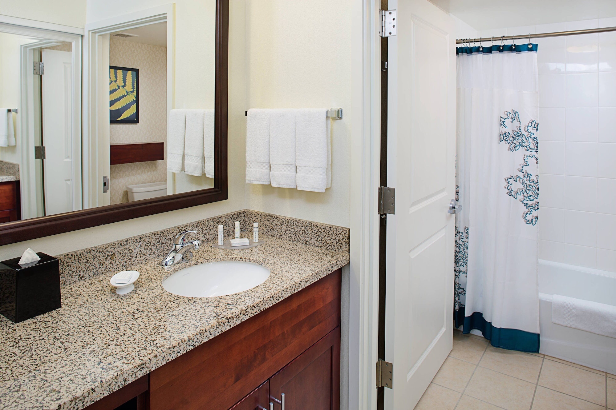 جناح بسرير كينج بغرفة نوم واحدة مع أريكة، Residence Inn by Marriott Bellevue Downtown 3/6