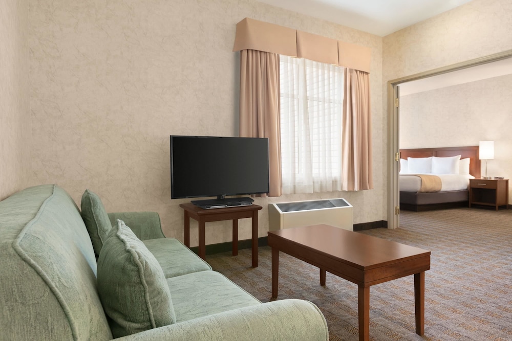 Days Inn by Wyndham Ottawa Airport 32/48
