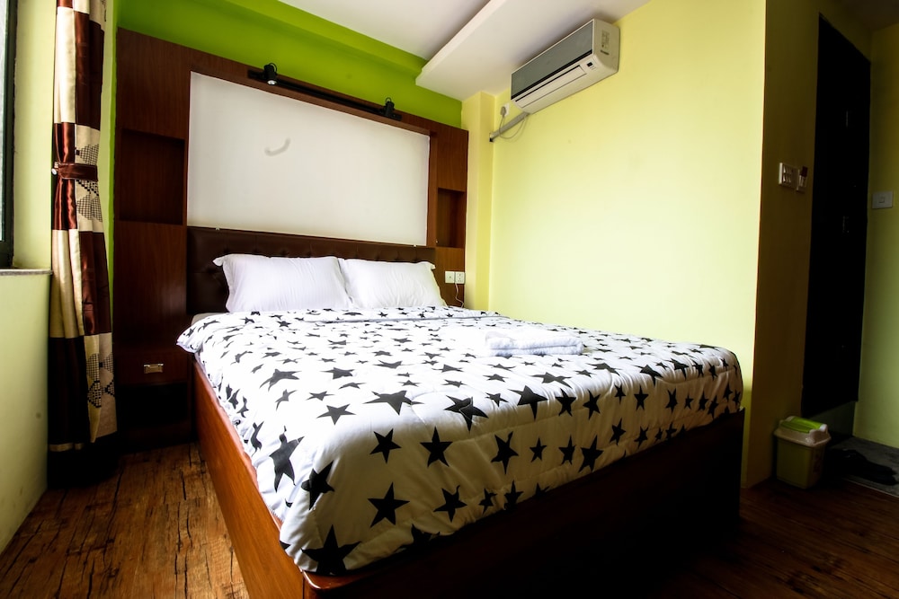 Everest Holiday Inn 22/28