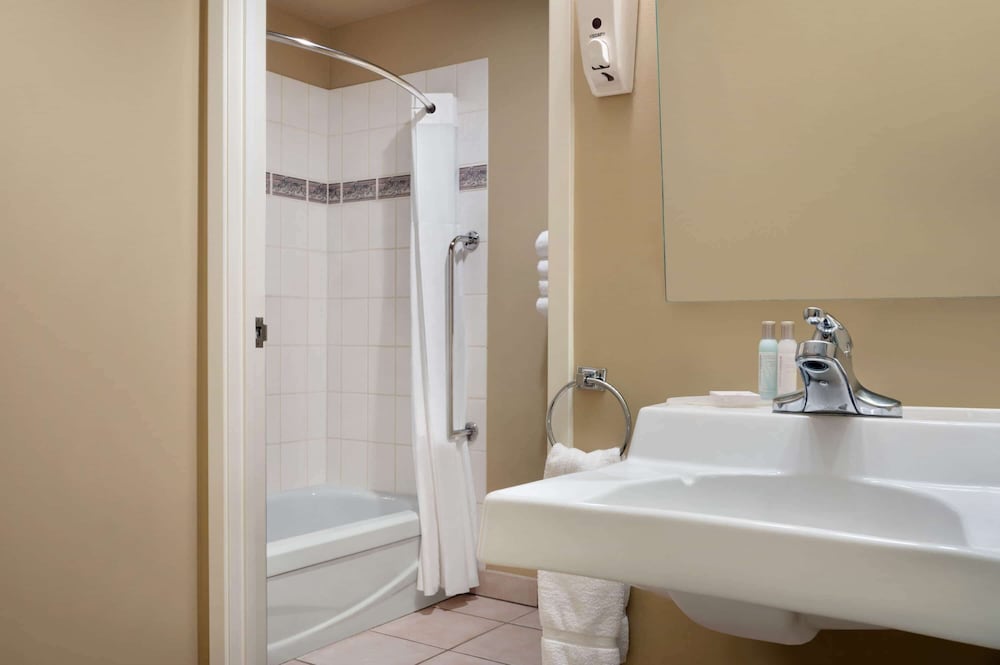 Travelodge by Wyndham Edson 2409079 Alberta Ltd. 16/53