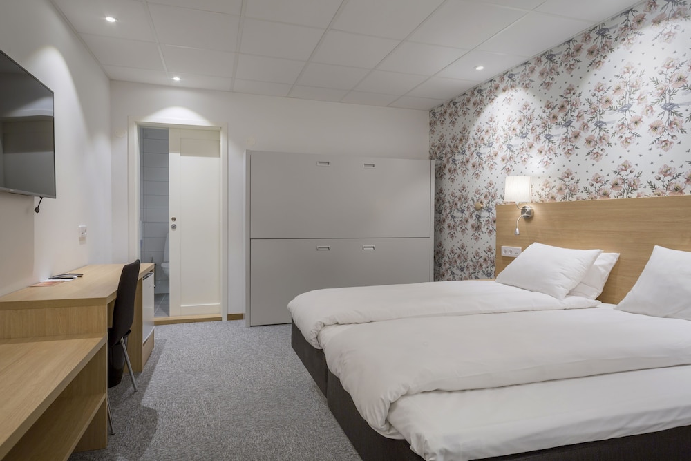 Family, Quadruple, King Bed, Bunk Bed, No Window