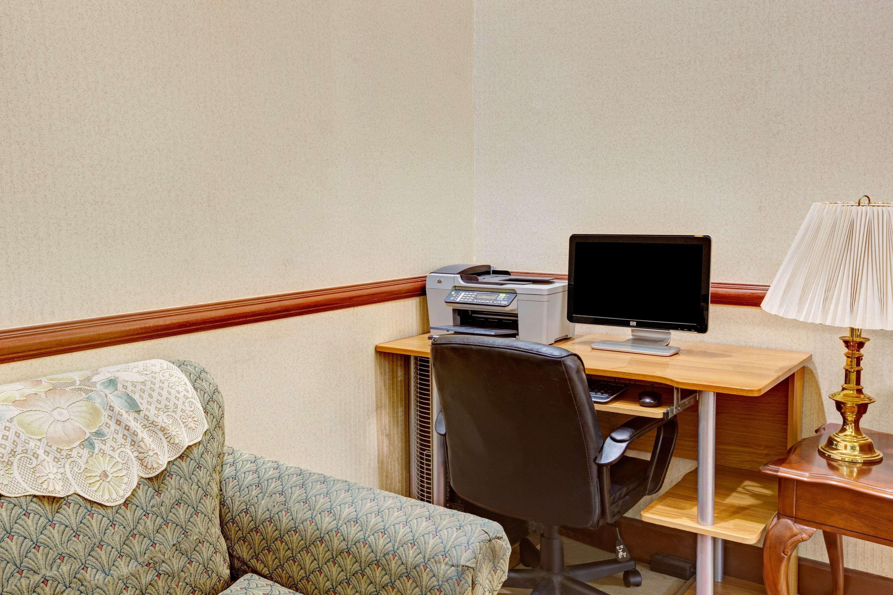 Days Inn & Suites by Wyndham Louisville SW 14/17