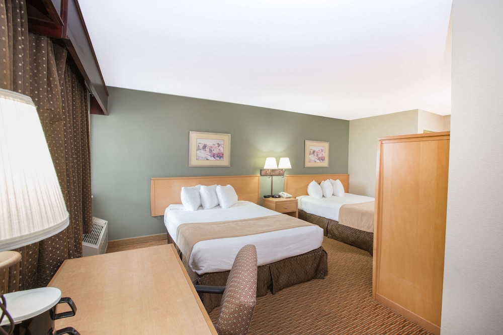 Ramada by Wyndham Spirit Lake/Okoboji 17/34