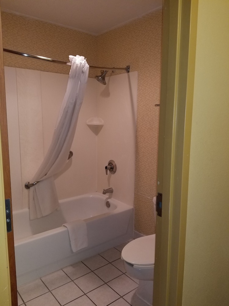 Days Inn By Wyndham Tulsa Central 8/42