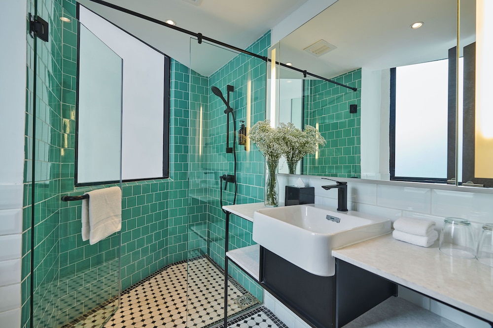 J-Hotel By Dorsett 6/36