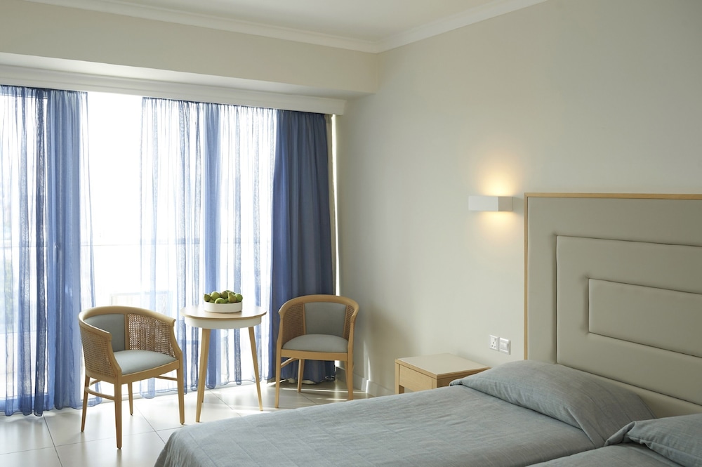 Standard room with inland view