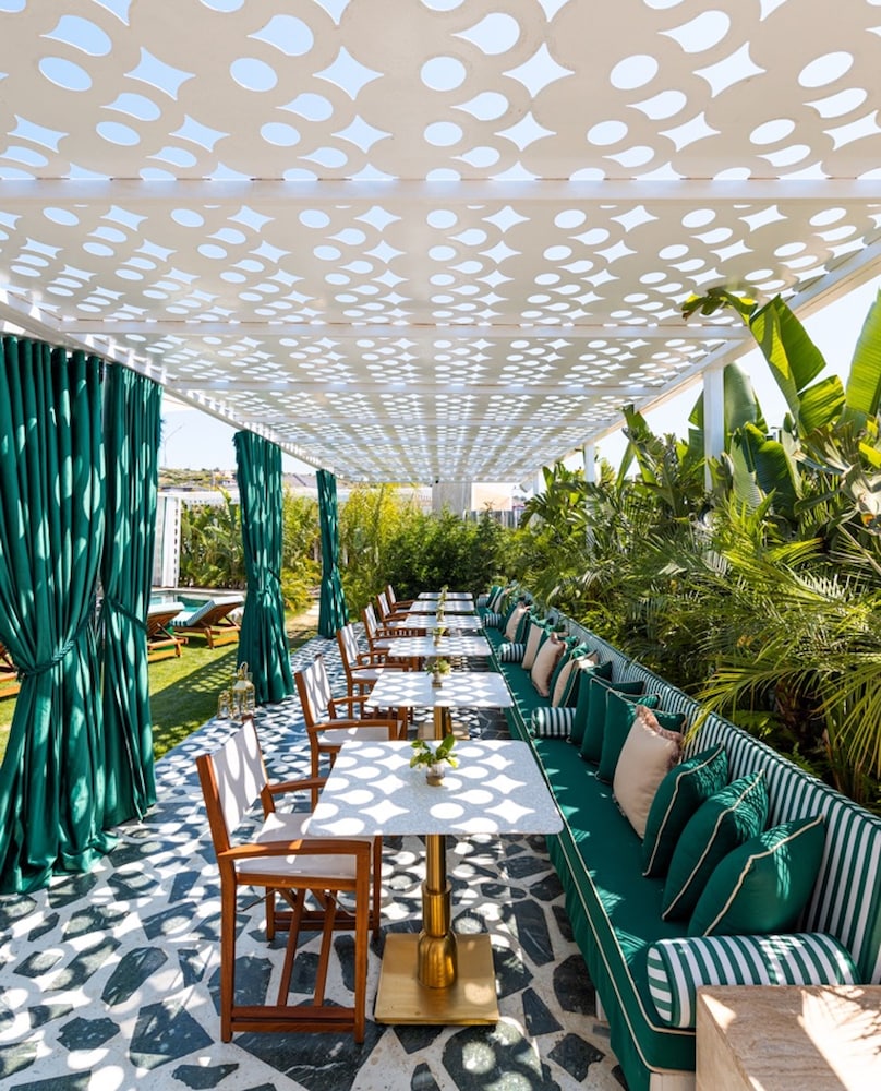 THE XON HOTEL 42/50