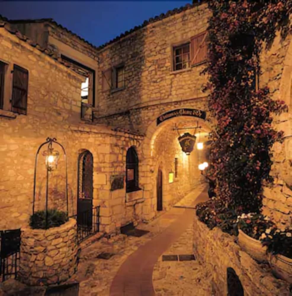 Chateau De La Chevre D Or 1/55