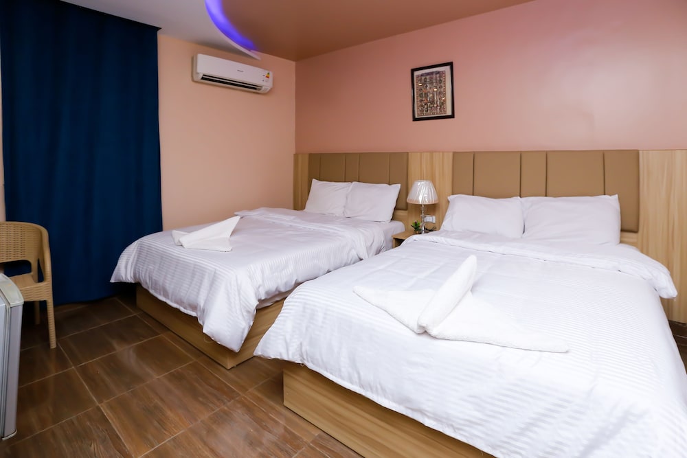 Three Giza Pyramids Inn 33/65