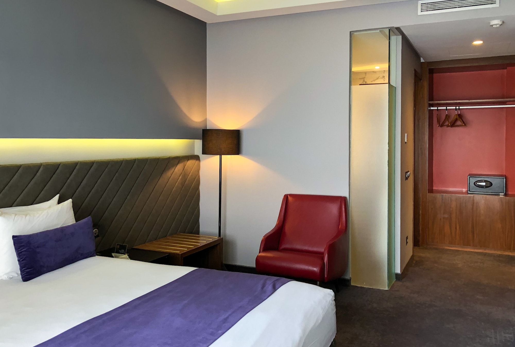 غرفة ديلوكس بسرير كينج بشرفة، Hotel Gauthier 3/7