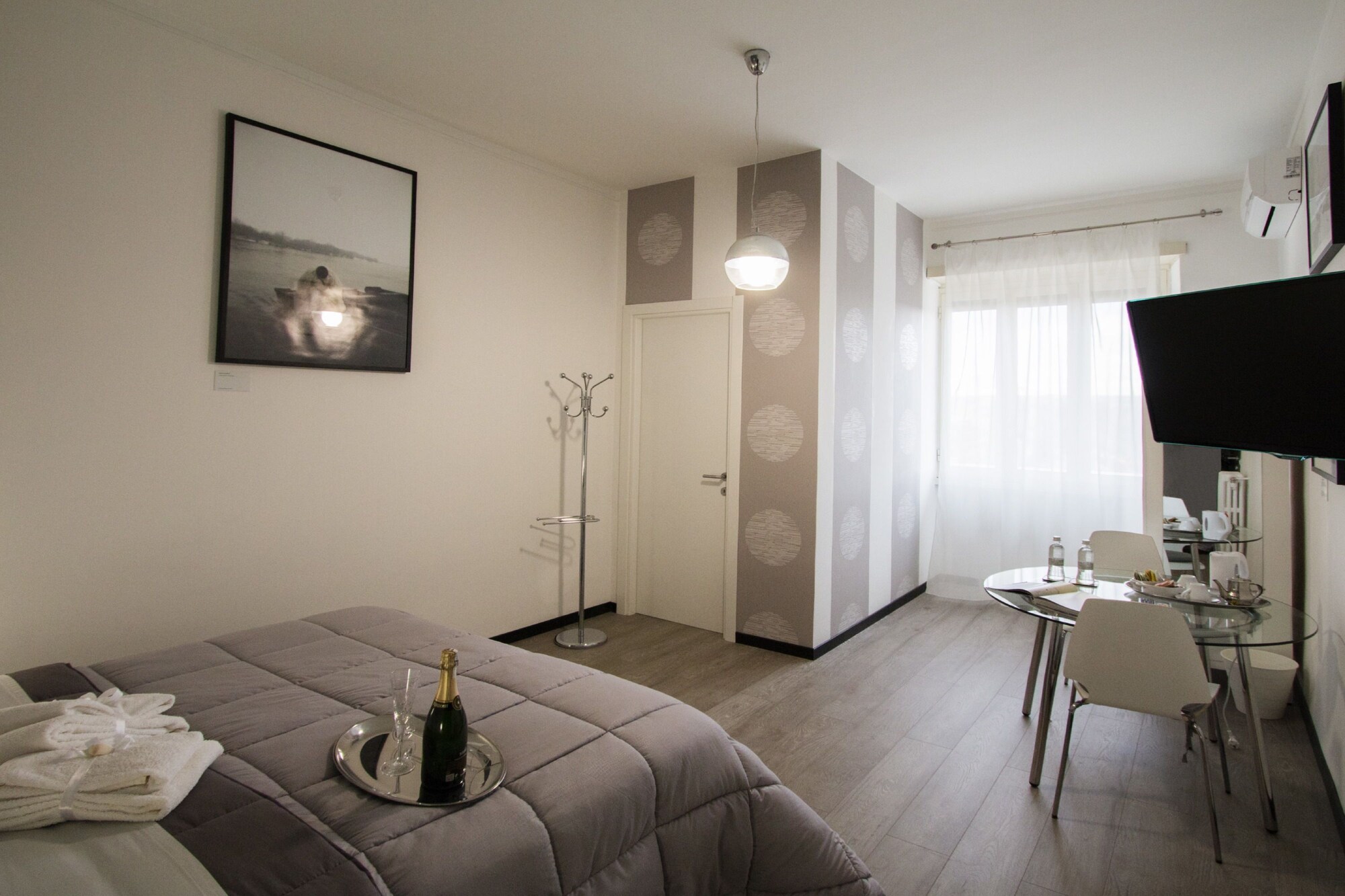 DESIGN, DOUBLE OR TWIN BED, CITY VIEW