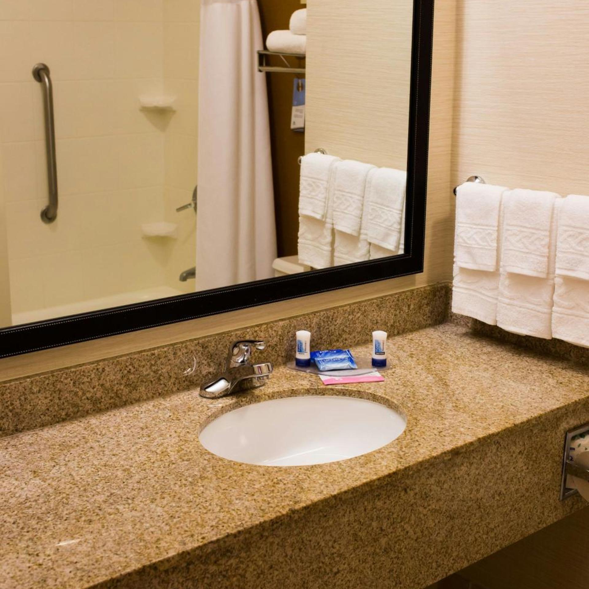 غرفة بسريرين كوين بحوض استحمام لذوي الإعاقة، FAIRFIELD INN AND SUITES LUMBERTON 8/8