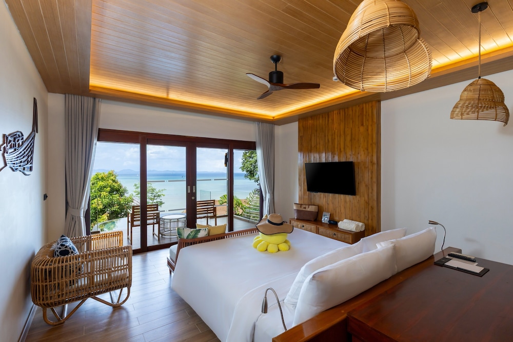 Premier, Suite, King Bed, with Pool