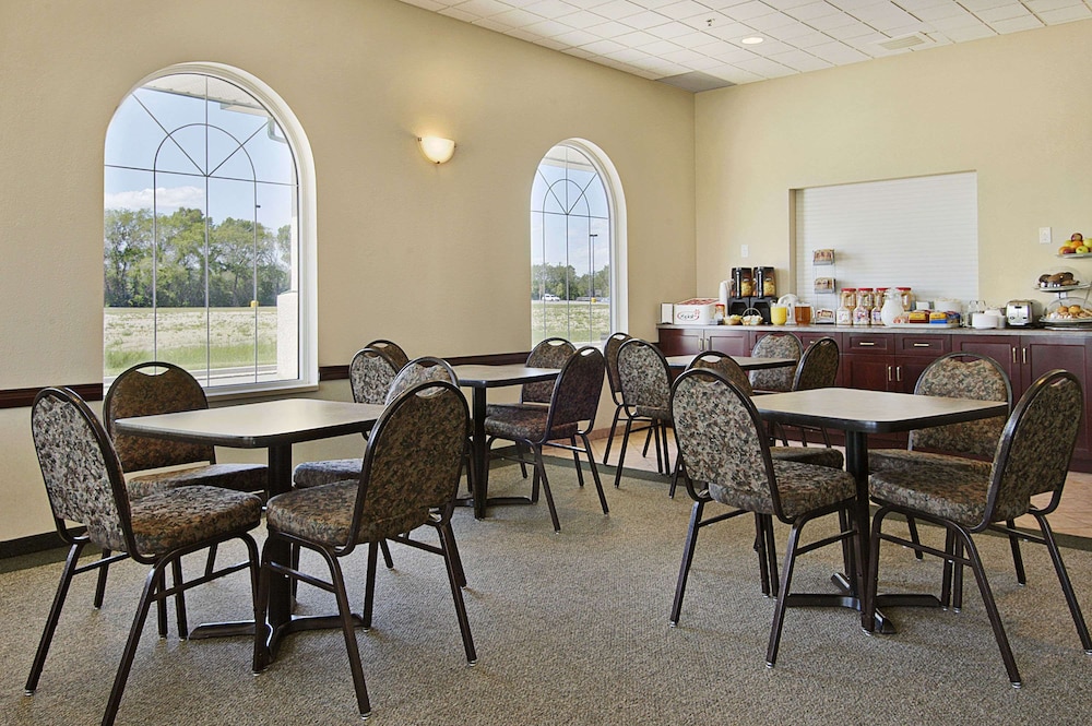 Days Inn & Suites by Wyndham Winkler 34/43