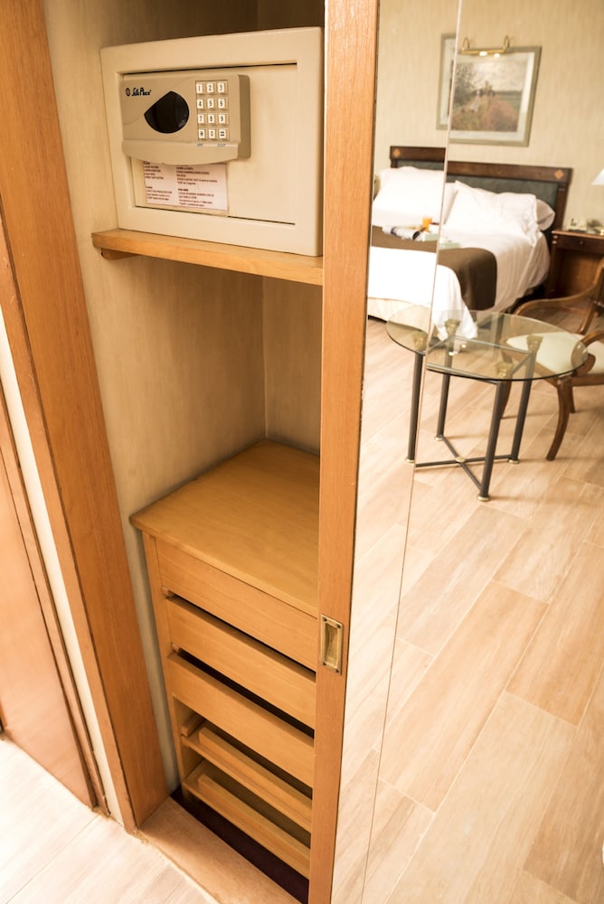 MAYFLOWER SUITES 25/42